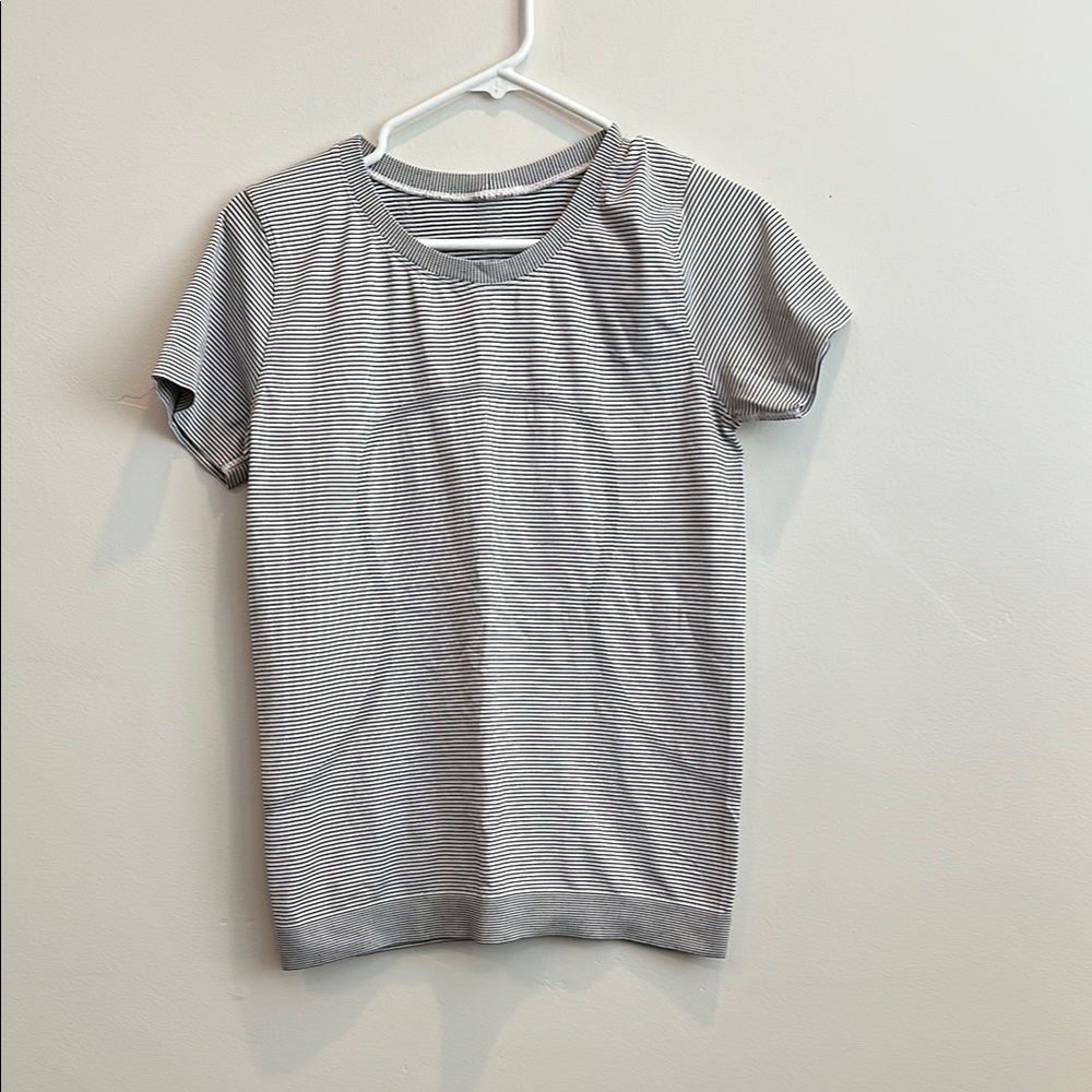 lululemon athletica Short Sleeve Tee in white and black. Size M/8.